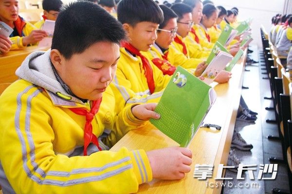宁乡玉潭中心小学的学生正在阅读。宁乡文明网供图