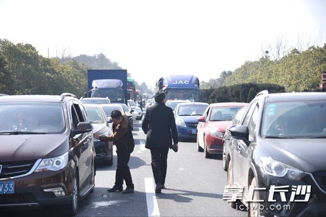 今日上午，G4京港澳高速南往北方向部分路段出现拥堵，部分司乘人员下车在路上行走，十分危险。长沙晚报记者 刘琦 摄