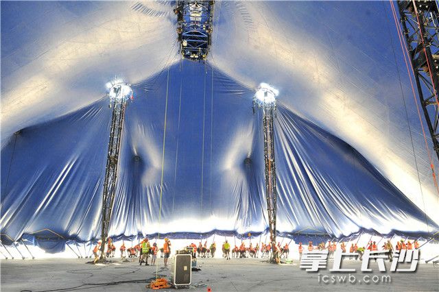 今日，一顶占地1.7万平方米的超大黄蓝相间帐篷在长沙国际会展中心拔地而起。6月29日到8月19日期间，“加拿大国宝”级艺术团太阳马戏将在这顶颜值颇高的帐篷里为大家献上KOOZA秀。以下照片均为长沙晚报记者 贺文兵 摄