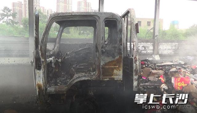 受火灾事故影响，整辆车被烧得只剩下金属框架。