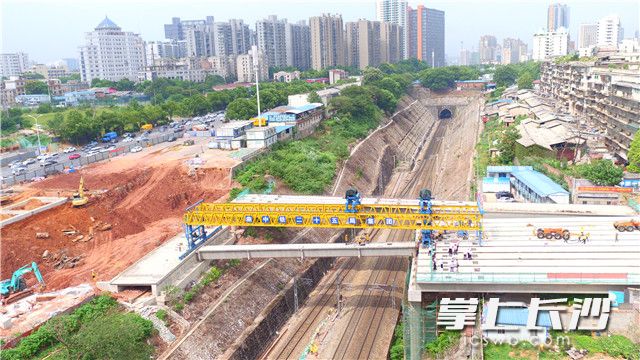 曙光路跨京广铁路主线桥首片梁架设完成。