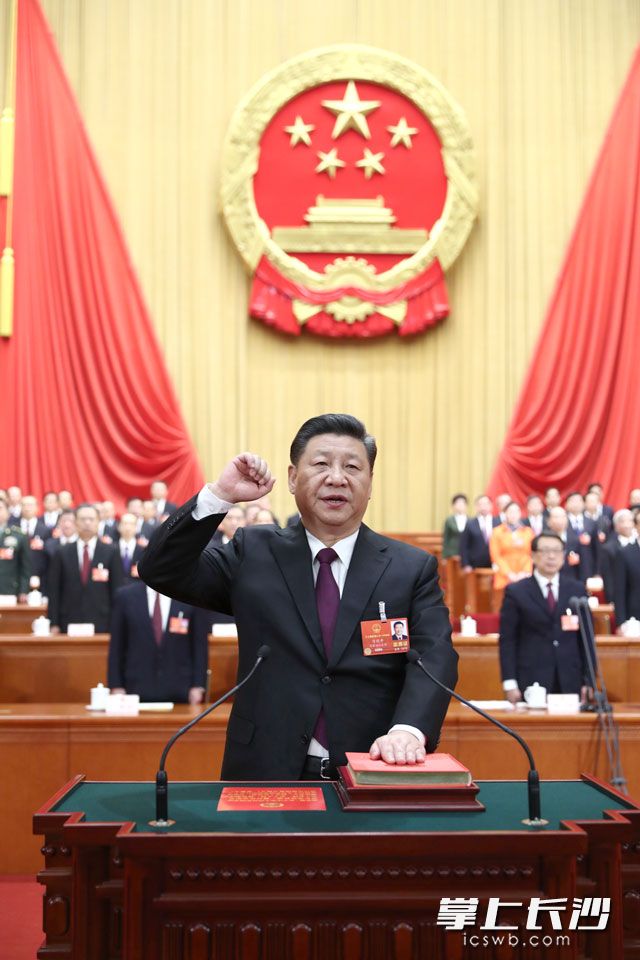 3月17日，十三届全国人大一次会议在北京人民大会堂举行第五次全体会议。习近平当选中华人民共和国主席、中华人民共和国中央军事委员会主席。这是习近平进行宪法宣誓。新华社记者 鞠鹏 摄