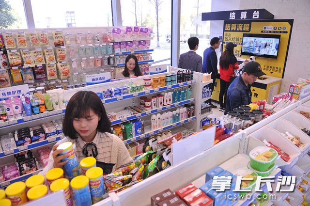 顾客正在“无人值守超市”里选购商品。照片均为长沙晚报记者 小刘军 摄