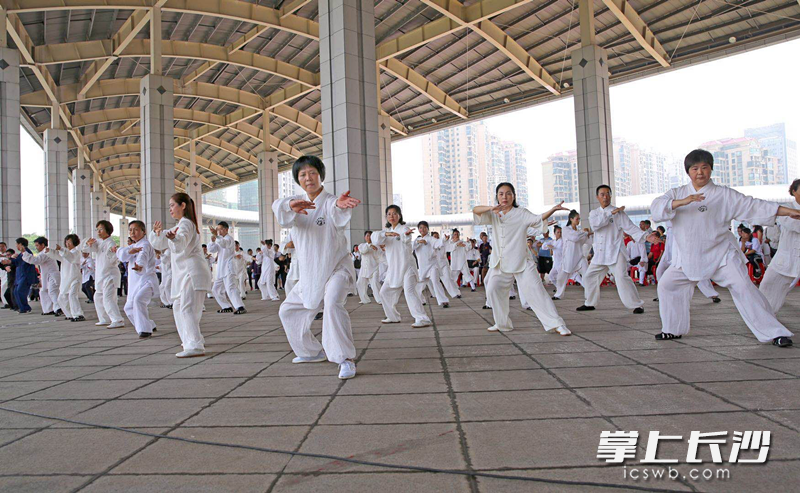 在宁乡一处体育场里，市民们正在打太极健身。