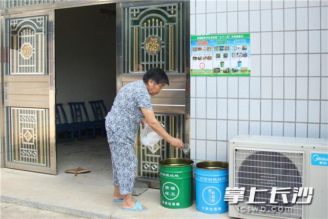 在资福镇红旗村，78岁的徐瑞连娭毑正在进行垃圾分类。照片均为长沙晚报记者 张禹 通讯员 龙健玲 摄