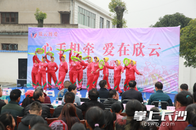 爱心志愿者送上精彩的演出。通讯员刘石江 摄