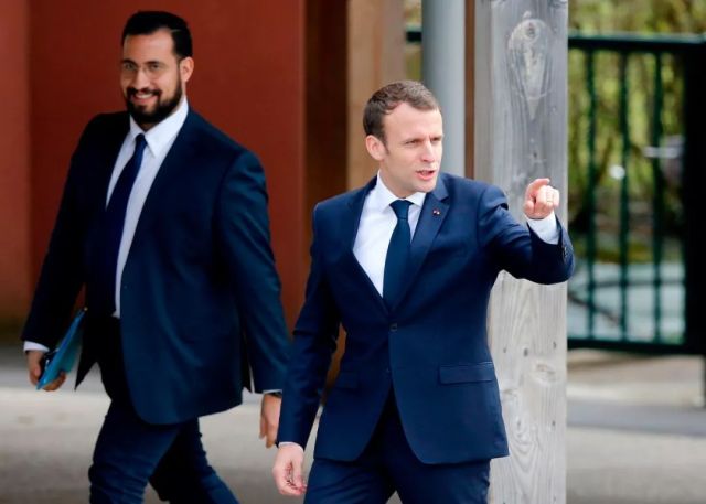 法国总统马克龙（右）12日在法国城市贝尔迪准备接受法国电视1台专访。他在专访中说，由于在法国发动过恐袭的一些恐怖分子来自叙利亚，法国将在叙利亚把打击恐怖主义进行到底，这是法国就解决叙利亚局势计划的第一步。 （新华社/法新）
