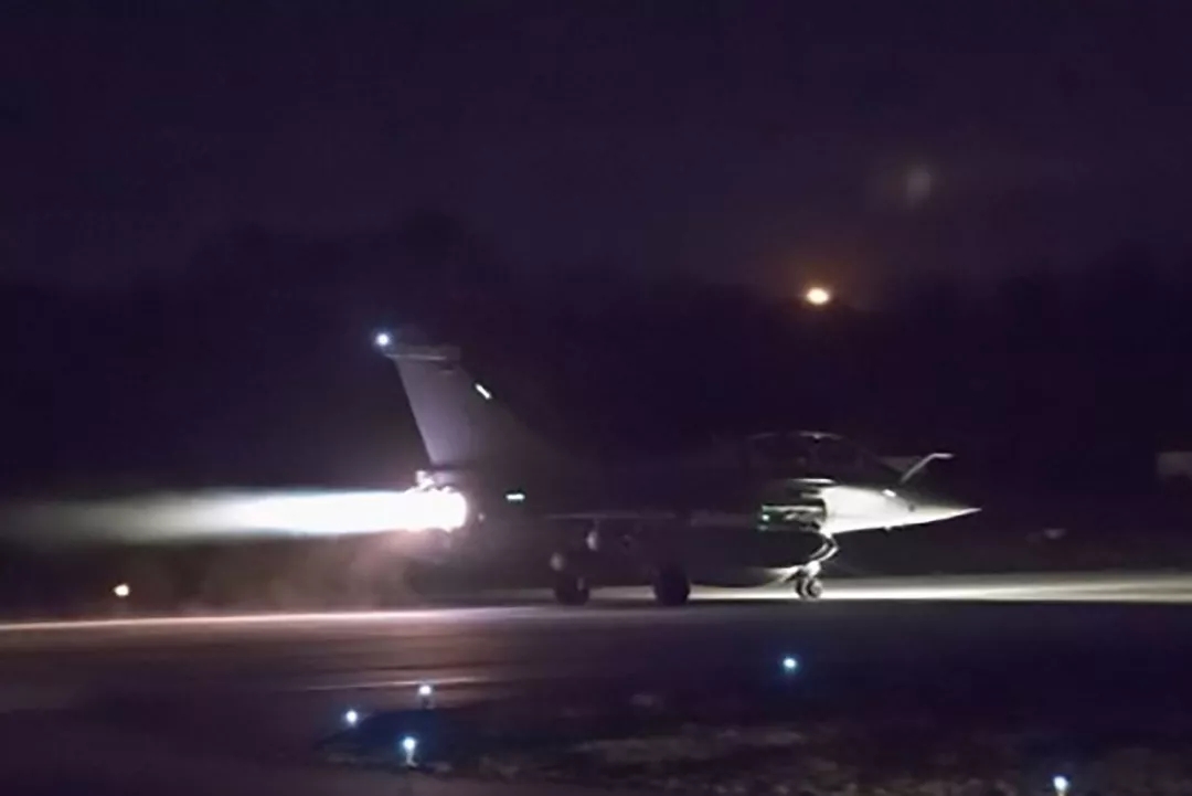 △4月14日，法国空军战机从机场起飞对叙利亚进行军事打击（视觉中国）