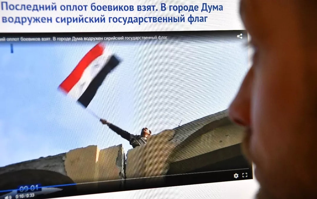△资料图：4月12日，网上视频显示，杜马民众在挥舞叙利亚国旗 （视觉中国）