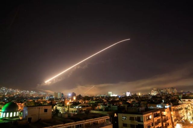 当地时间4月13日晚，美国联合英国和法国对叙利亚军事设施实施精准打击。叙利亚首都大马士革空中传来巨大爆炸声