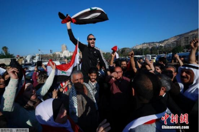 当地时间4月14日，叙利亚首都大马士革民众在街头发起示威游行，抗议美国联合英法两国对首都大马士革发起空袭行动