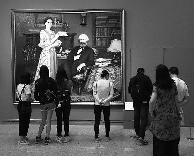 一幅栩栩如生的马克思与妻子燕妮的肖像油画吸引大批观众驻足。陈 曦 摄