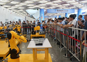 在机器人大会上，格力机器人乐队奏响《让世界爱上中国造》。