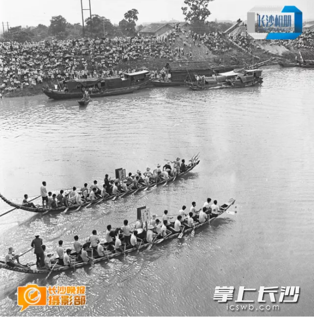 1982年6月25日，从东山镇至㮾梨镇一线的浏阳河水面上，三十多条龙舟分为上游（东山镇）、下游（㮾梨镇）两个赛点在分组竞赛，数以万计的群众在浏阳河畔观看赛龙舟。