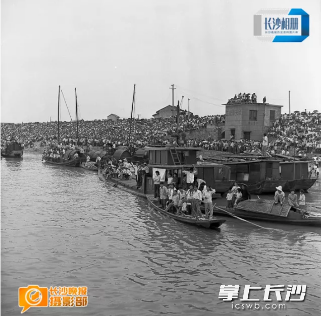 1981年6月6日，靖港赛龙舟活动上，前来观看的市民站满了河滩。