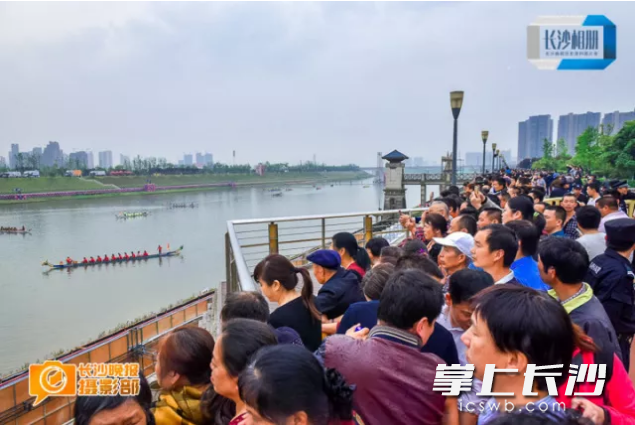2017年4月16日，浏阳河东屯渡段，观看龙舟赛的市民人头攒动。