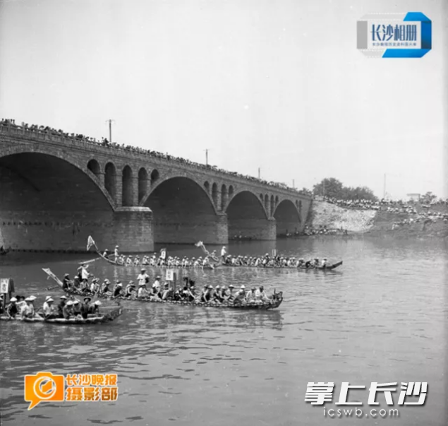 1979年5月30日，东屯渡段浏阳河上热闹非凡，七十多条龙船在水面争相竞逐，这一年开始，纪念爱国诗人屈原的的端午节划龙舟活动开始恢复。