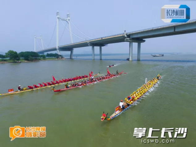 2016年6月8日，湘江三汊矶大桥下，参赛龙舟从桥下经过。