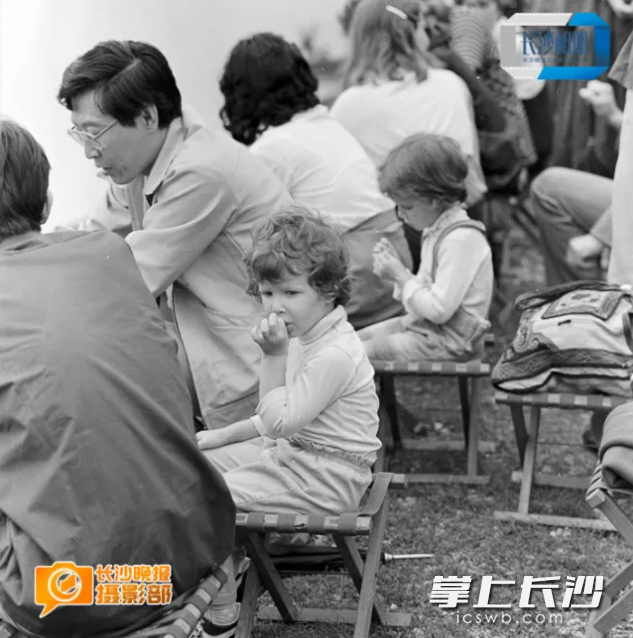 1983年6月15日，观看浏阳河龙舟赛的外籍小朋友。