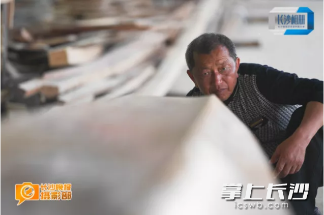2017年5月17日，雨花区跳马镇的浏阳河龙舟制造厂里，64岁的黄振兴在一艘即将完工交付的龙舟前来回踱步，检查龙舟的每一个细节。