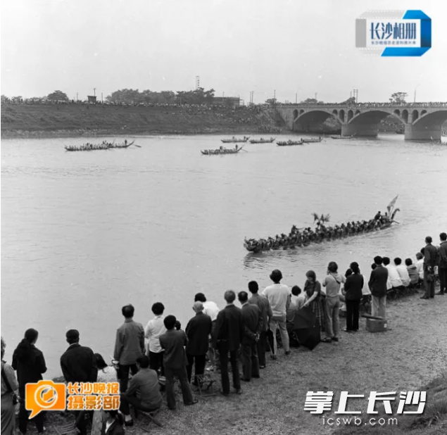 1985年6月22日，众多市民在浏阳河提观看龙舟赛。在河的两岸，依稀可以看得出是一片农场。