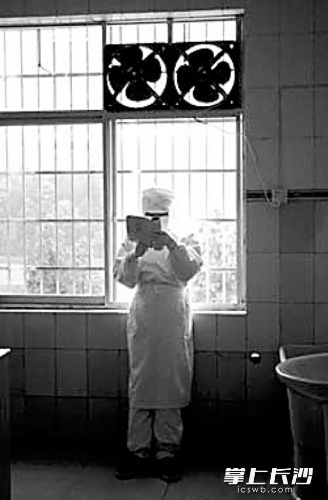 2003年5月，长沙非典定点医院——长沙县中医院隔离病区一位医生正利用空余抓紧学习非典防治相关条例。 资料图片