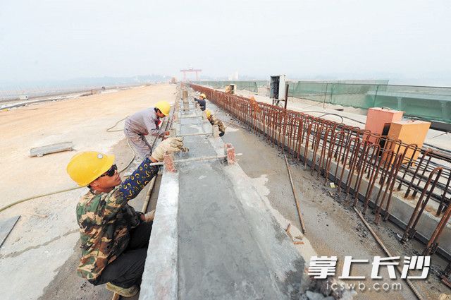 2011年10月，施工人员在进行湘江长沙综合枢纽一期坝顶公路桥附属设施建设。长沙晚报记者 邹麟 摄
