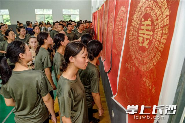 欣赏着艺术家们的作品，来自全省59所高校的500余名大专院校军训教员感受了一番中国传统艺术的底蕴和魅力。  均为长沙晚报记者陈飞  摄