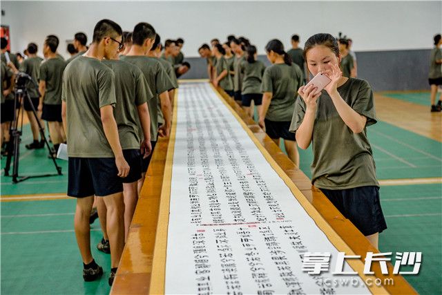 欣赏着艺术家们的作品，来自全省59所高校的500余名大专院校军训教员感受了一番中国传统艺术的底蕴和魅力
