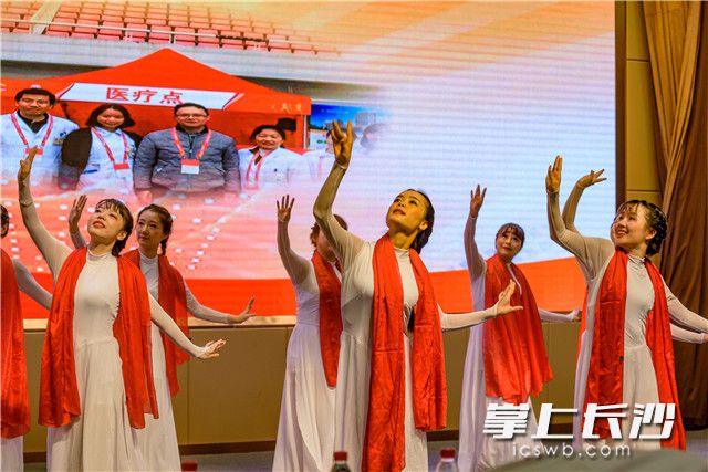 长沙市三医院的白衣天使们以一曲《芳华》歌舞献给“最美医生”。