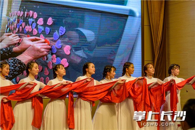 长沙市三医院的白衣天使们以一曲《芳华》歌舞献给“最美医生”。