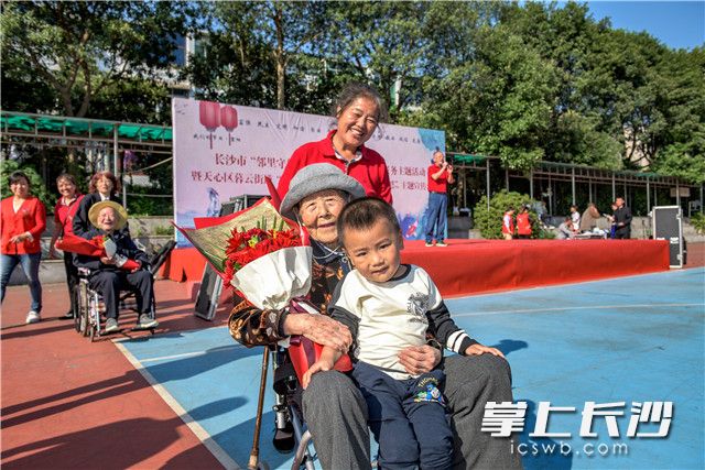 94岁的社区老寿星陶光铣娭毑搂着自己的小重孙满脸幸福。