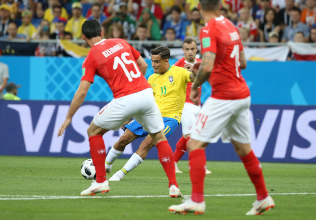 巴西队球员库蒂尼奥（中）在比赛中射门得分　新华社记者李明摄