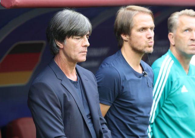 德国队主教练勒夫（左）在比赛前　新华社记者徐子鉴摄