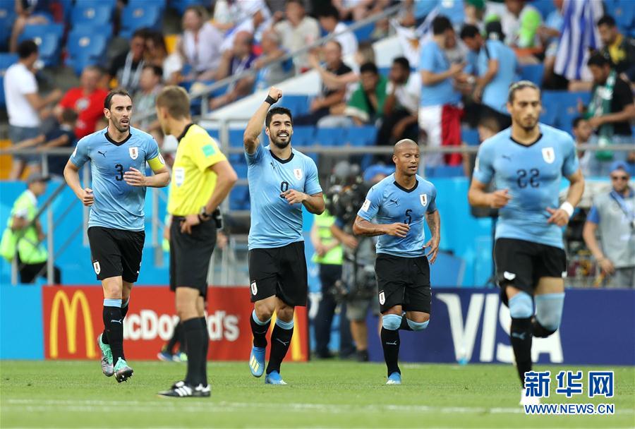 6月20日，乌拉圭队球员苏亚雷斯（中）在进球后庆祝。当日，在顿河畔罗斯托夫进行的2018俄罗斯世界杯足球赛A组小组赛中，乌拉圭队对阵沙特阿拉伯队。 新华社记者鲁金博摄