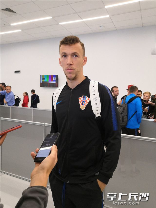 克罗地亚球员佩里西奇接受采访。