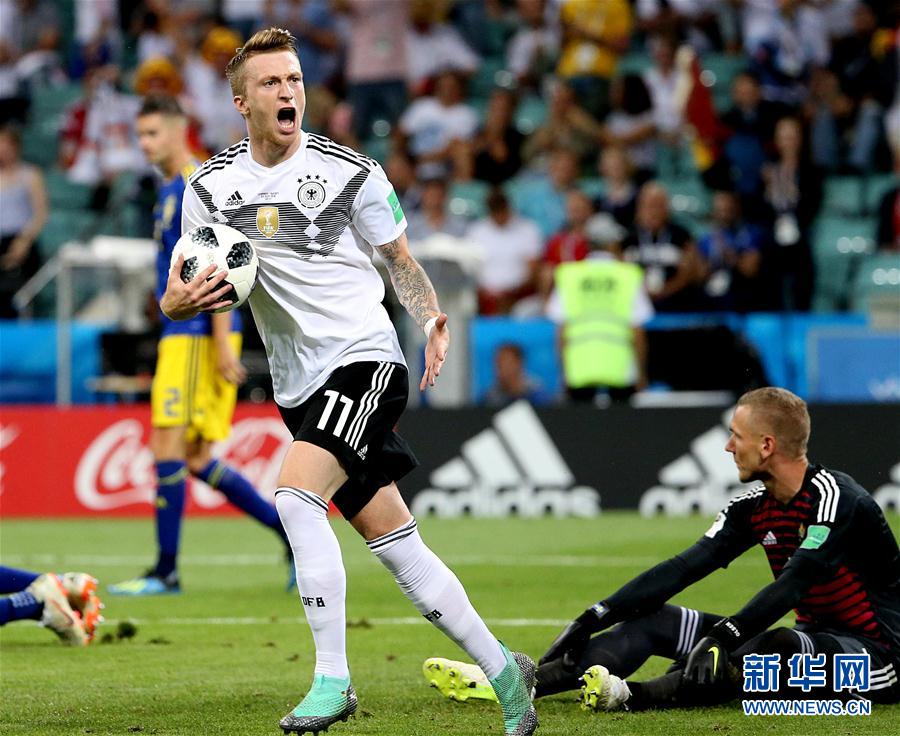 6月23日，德国队球员罗伊斯（左）在破门后庆祝。 当日，在索契进行的2018俄罗斯世界杯足球赛F组小组赛中，德国队对阵瑞典队。新华社记者 李明 摄