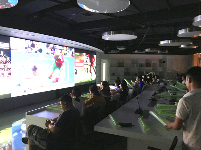 球迷朋友正聚在长沙晚报中央厨房演播大厅观看比赛。