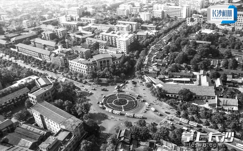 1986年6月，高空拍摄的五一路芙蓉广场，当时的街心花园位于五一路与建湘路交界处。