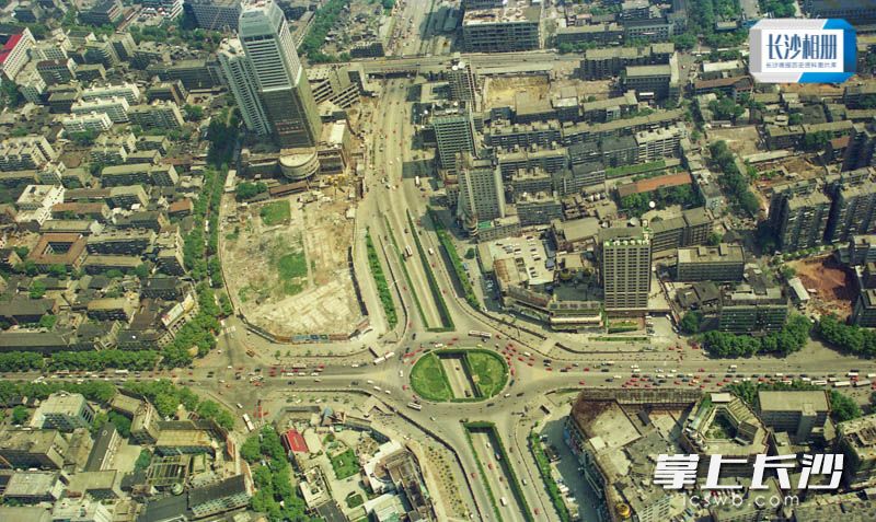 1996年航拍镜头中，芙蓉广场已经开始启动建设，广场以北建设即将完工的湖南国贸中心高度达150米，是这一片区的最高建筑。