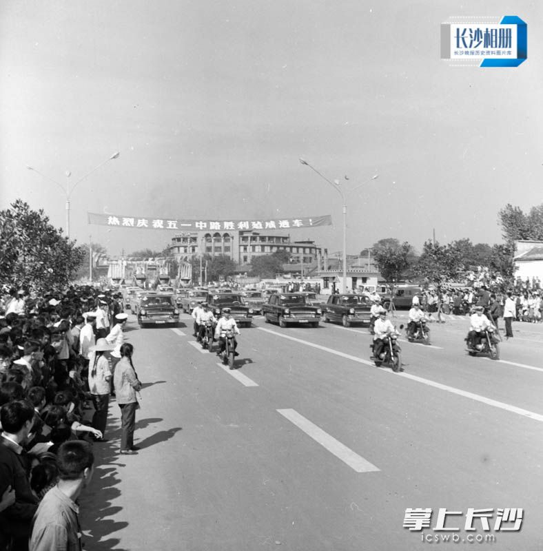 1978年10月，五一中路正式通车，参加仪式的车辆通过芙蓉广场。