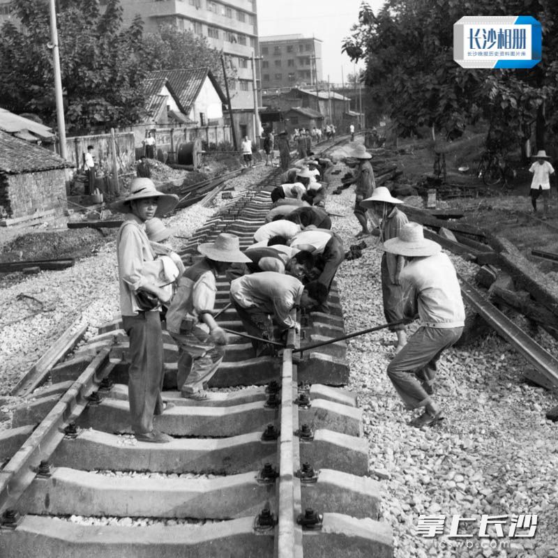1990年，拆除老火车站铁轨，规划设计修建芙蓉路。