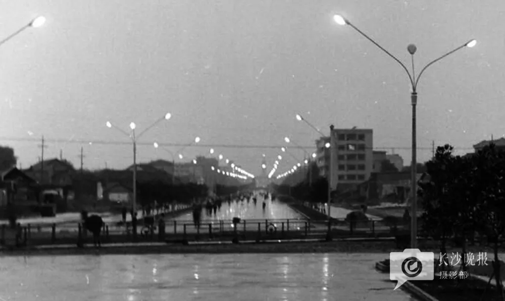 1978年长沙五一中路建成后，还短暂地留了一条铁轨横穿长沙城区中心。