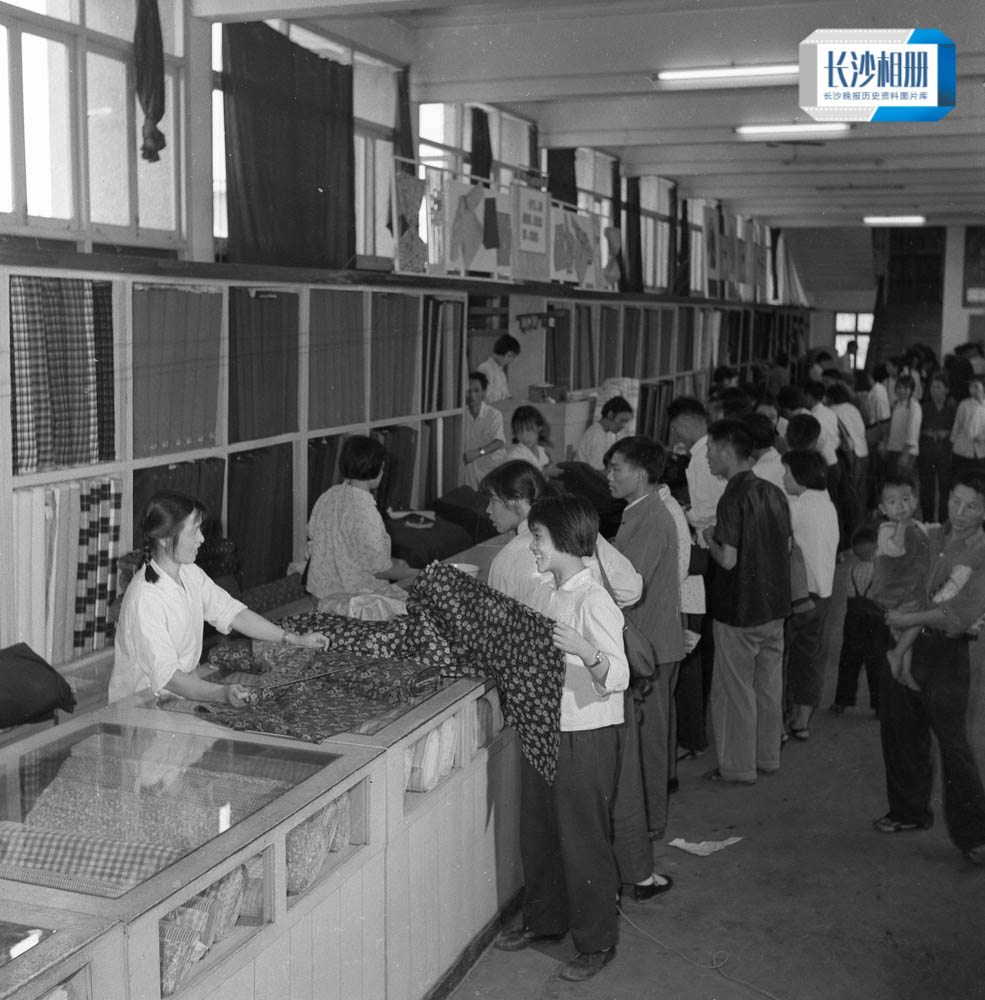 1978年的韶山路百货商店布匹柜台，前来购置布匹的市民络绎不绝。