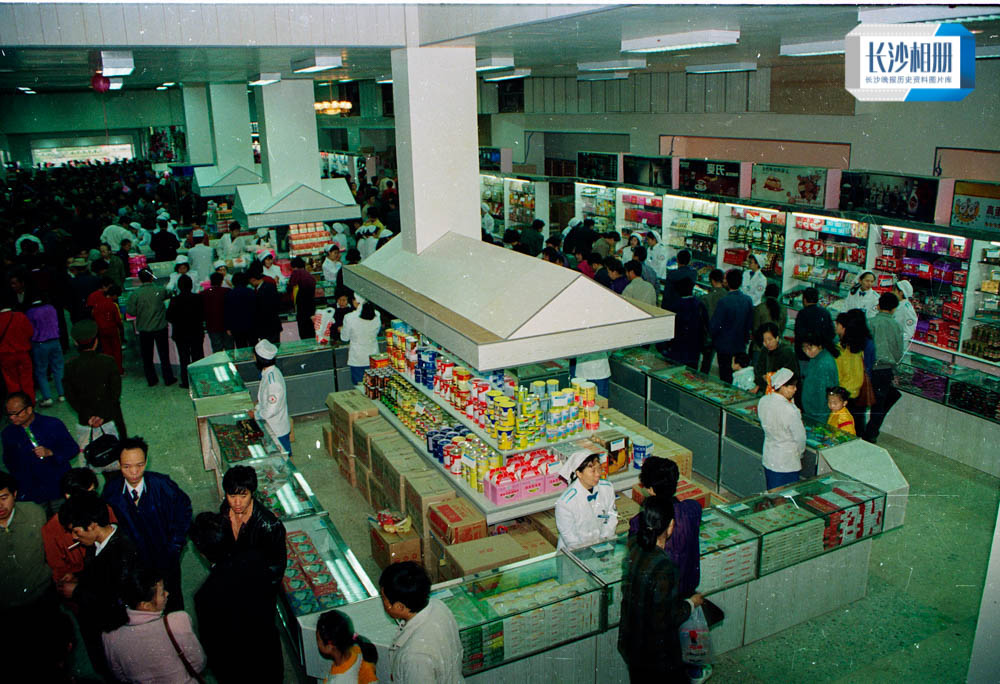 1992年11月8日，友谊商店扩店装修后开业，齐全的商品种类，成为那个年代游客和市民的购物必选。