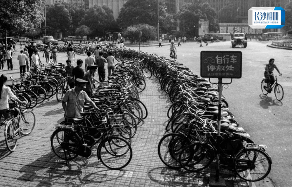 1991年9月9日袁家岭立交桥旁的人行道上，开辟了自行车停放点。