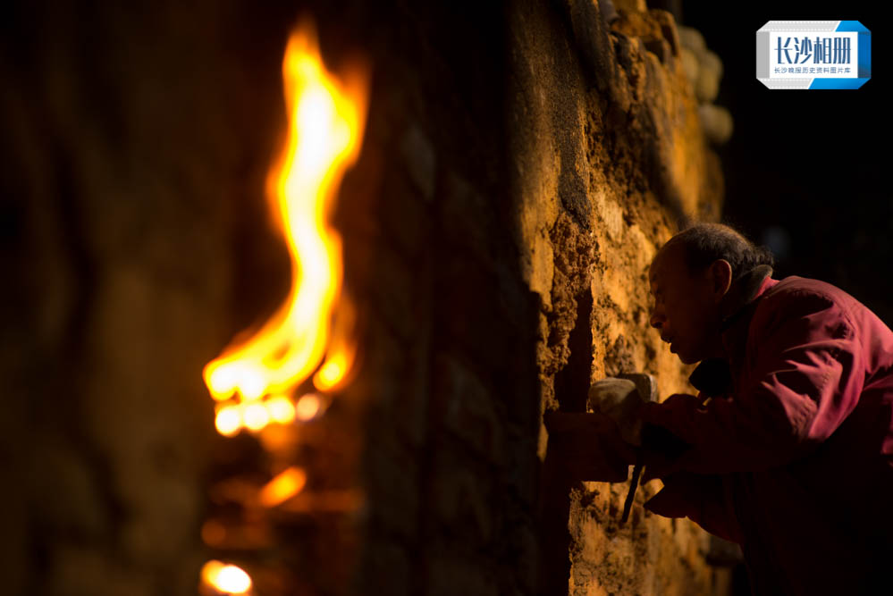 2013年1月29日，素有“窑神”之称的胡武强仍在坚持用柴火烧窑，