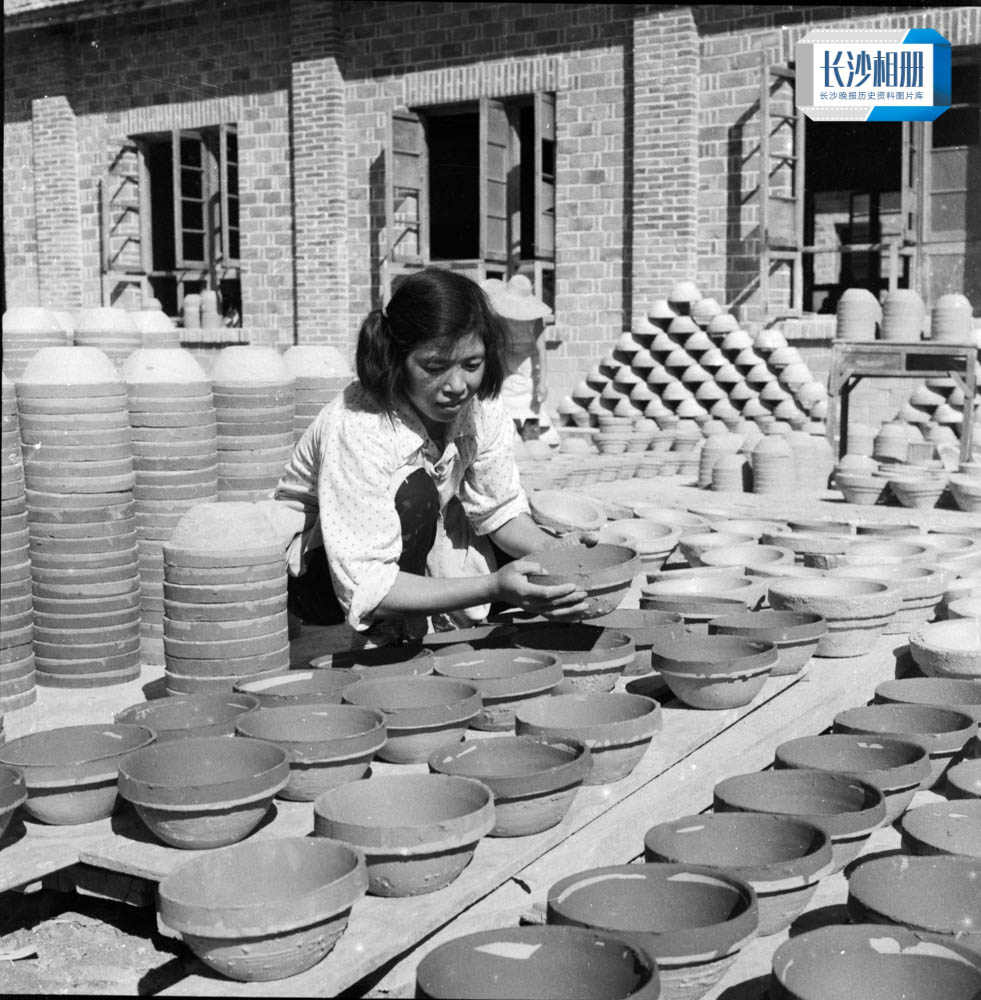 1961年，烈日下的铜官窑匠人将拉好的坯整齐摆放晒制。
