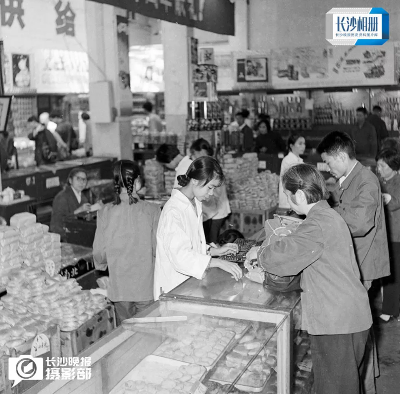 1979年10月4日，南北特产商店里的糕点柜前，市民前来购买月饼。
