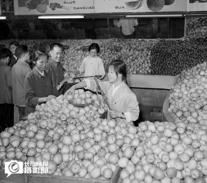 　1978年9月16日，沁芳水果店是当年长沙最知名的水果市场。